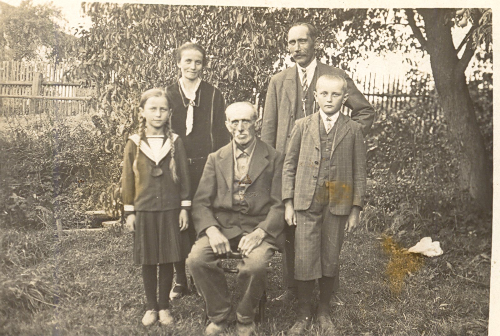 1933 Bohoňkovi Josef s Bětuškou,otec Pavlečka ,Andělka a Vašek