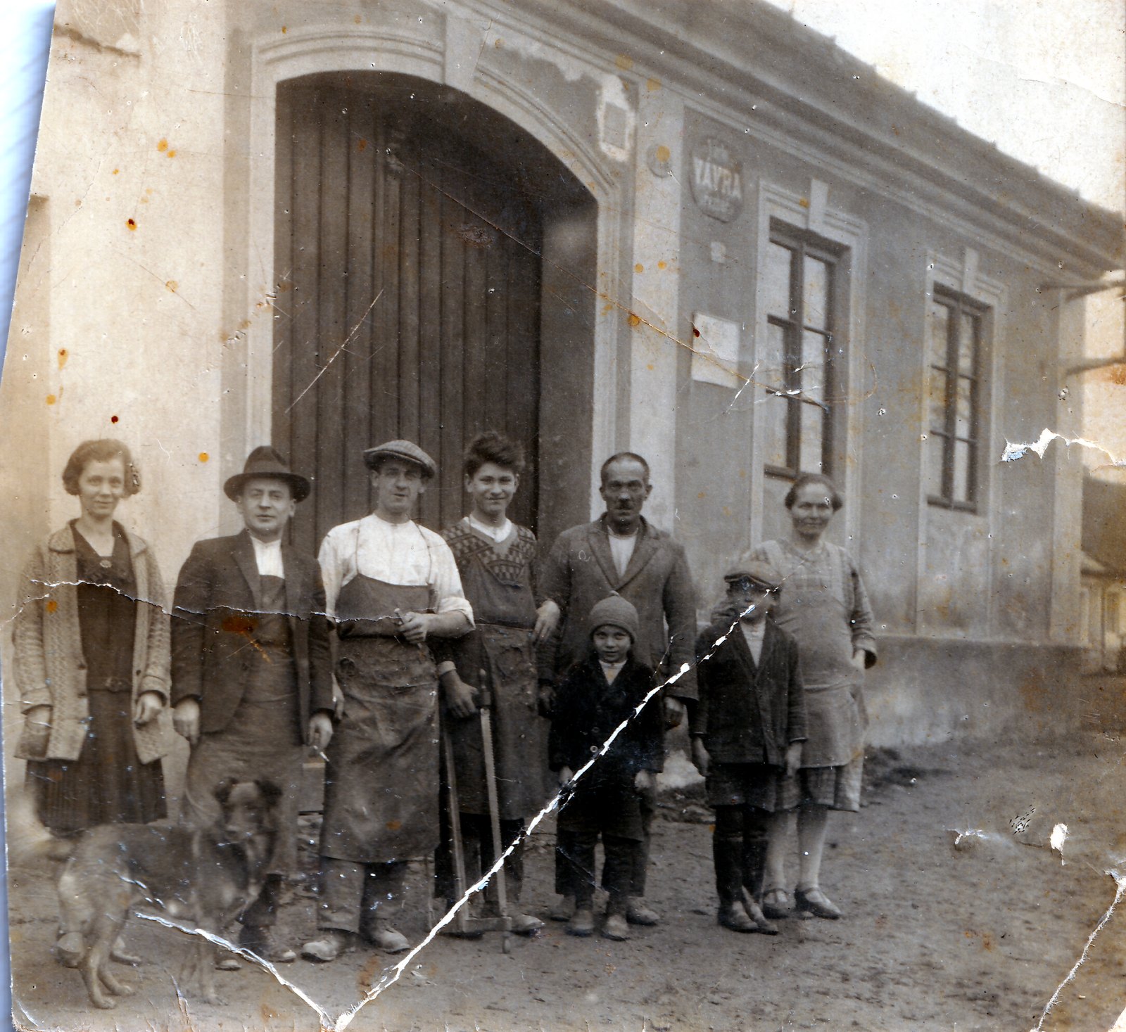 1931 Vávrovi před dílnou s tovaryši